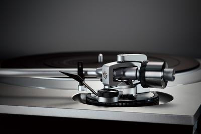Technics Direct Drive Turntable System With Built-In Phono Equalizer And Cartridge In Silver - SL-1500C (S)